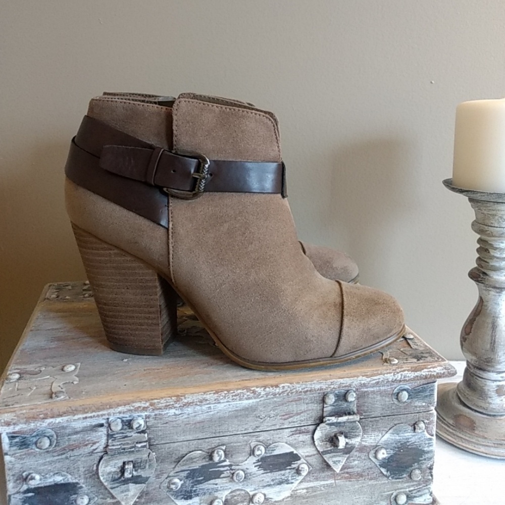 😍Taupe suede booties😍